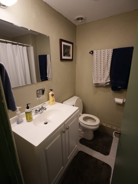 Building Photo - 819 12th Ave