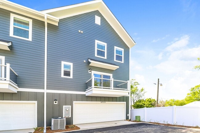 Building Photo - Beautiful 4BR 3.5BA Townhome w/ Full Appliance Kitchen Garage Parking in University