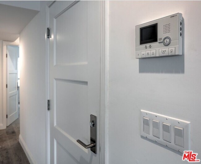 Building Photo - 1105 Alta Loma Rd