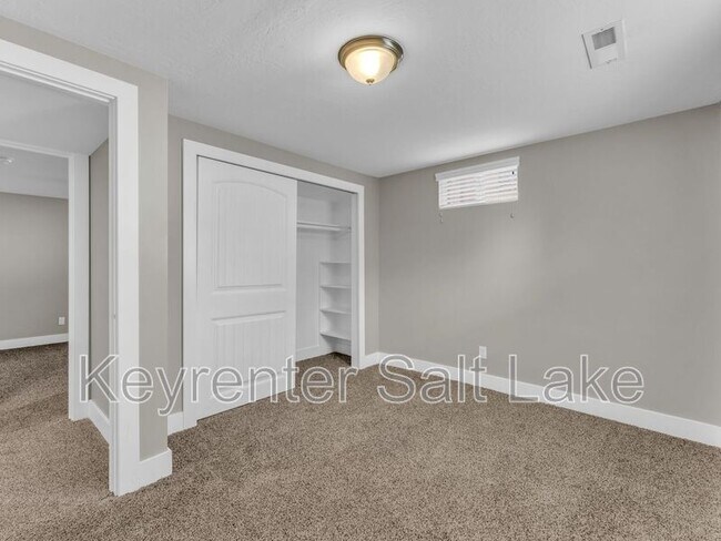 Building Photo - 1095 E 5190 S