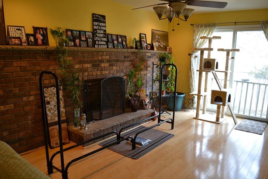 Family room - 216 Christopher Ave