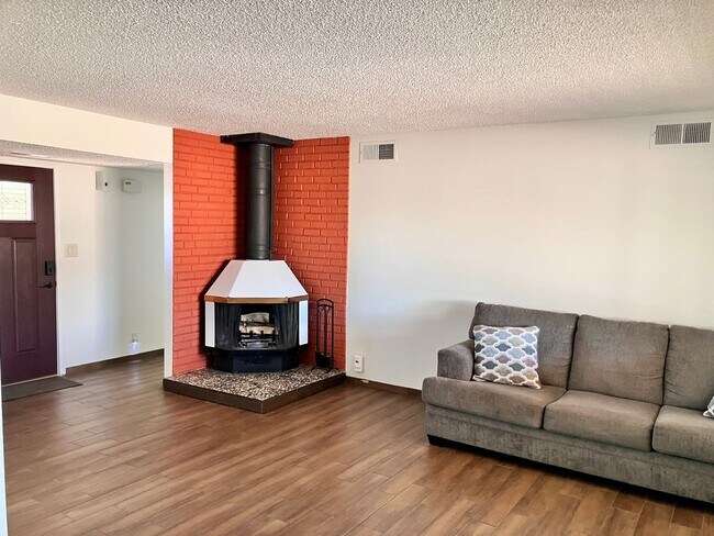 Building Photo - Newly Renovated Close to Intel