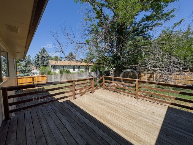 Building Photo - Large Main Level Living