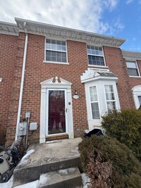 Building Photo - Beautiful Townhouse in Quiet area with Exc...