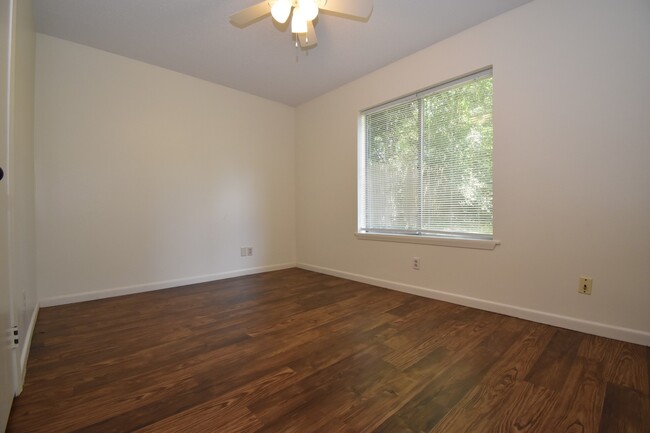 Building Photo - Saratoga Street Duplex