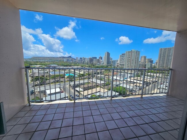 Building Photo - 2-Bedroom Condo, Private Lanai, Views, W/D...