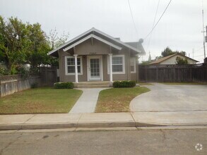 Building Photo - 3 Bedroom / 1 Bath House