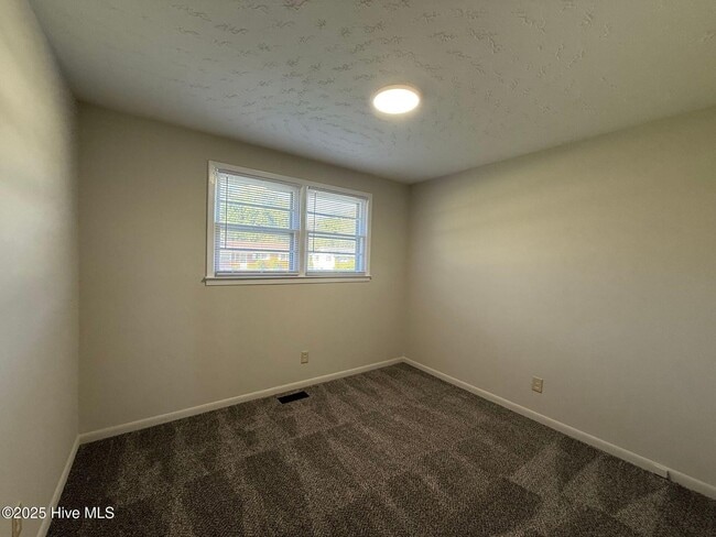 Building Photo - 712 W Pineland Dr