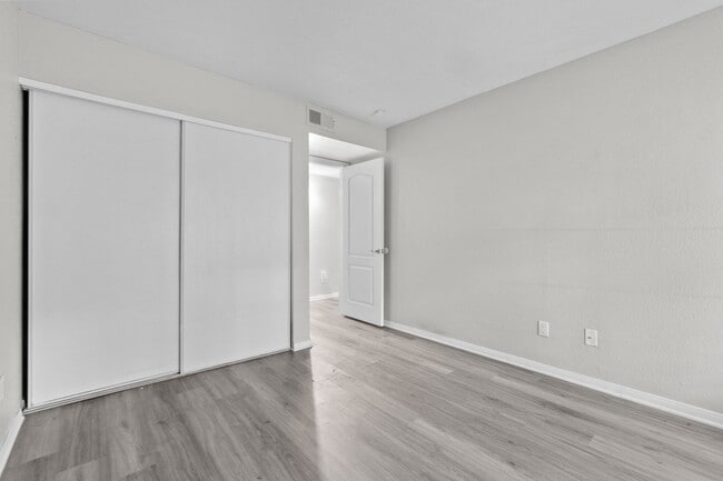 Building Photo - Stunning 3 bedrooms 2 full bathrooms first...