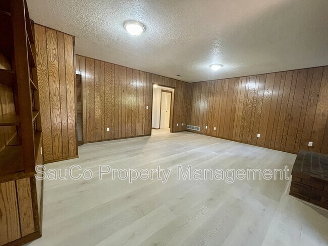 Building Photo - 324 SE 30th Ave