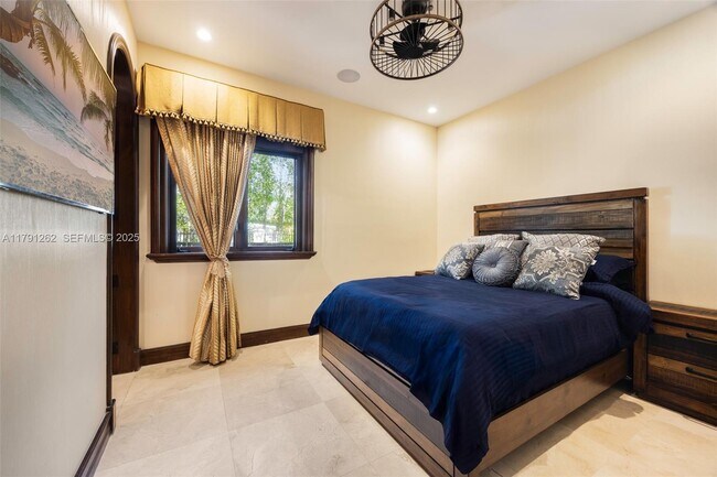 Building Photo - 6016 Leonardo St