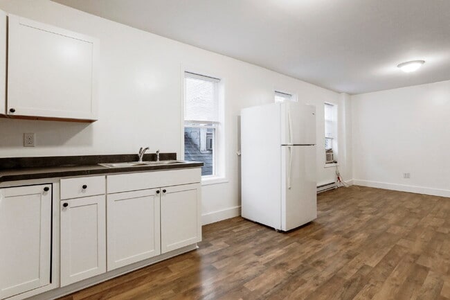Building Photo - Welcome home to this newly renovated 2 bedroom top floor apartment