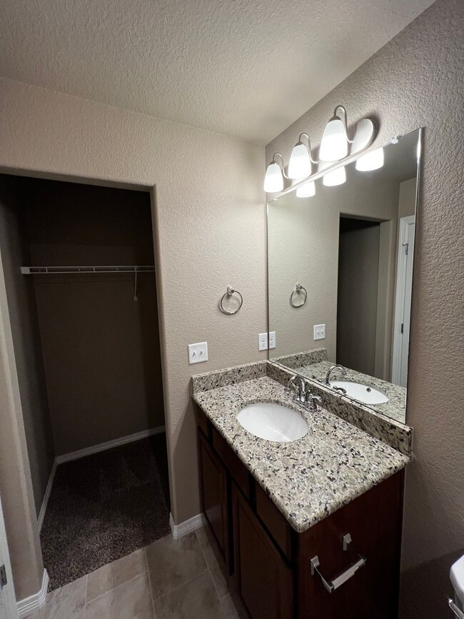 Building Photo - Beautiful 3 Bed, 3 1/2 Bath Townhome in We...