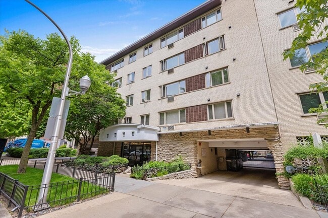 Building Photo - 426 W Barry Ave