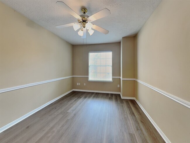 Building Photo - 11911 Lakewood Hills Dr