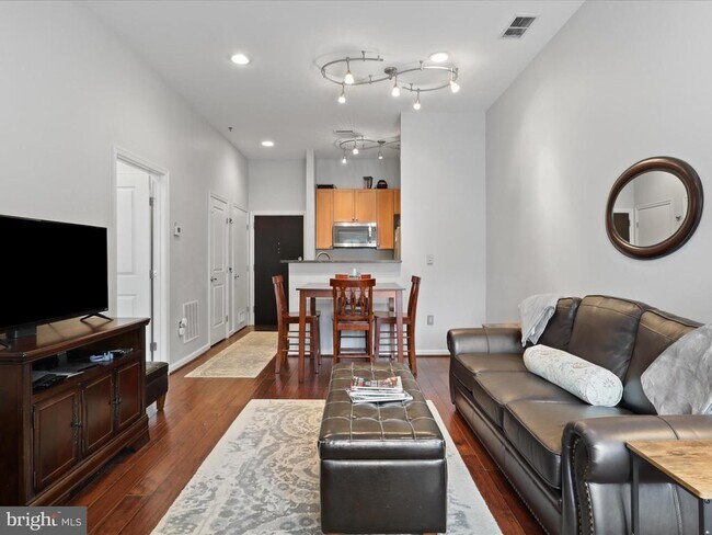 Building Photo - 309 Holland Ln