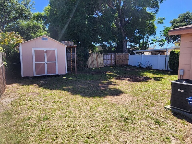 Building Photo - 3312 W St Louis St