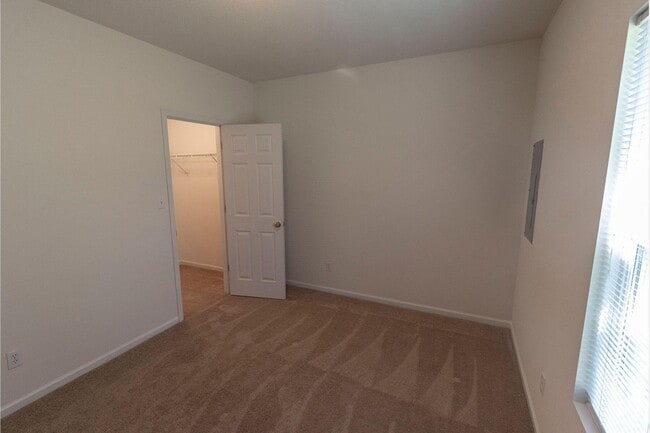 Building Photo - 3324 E St Charles Rd