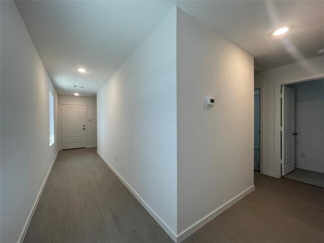 Building Photo - 245 Pastar Fls