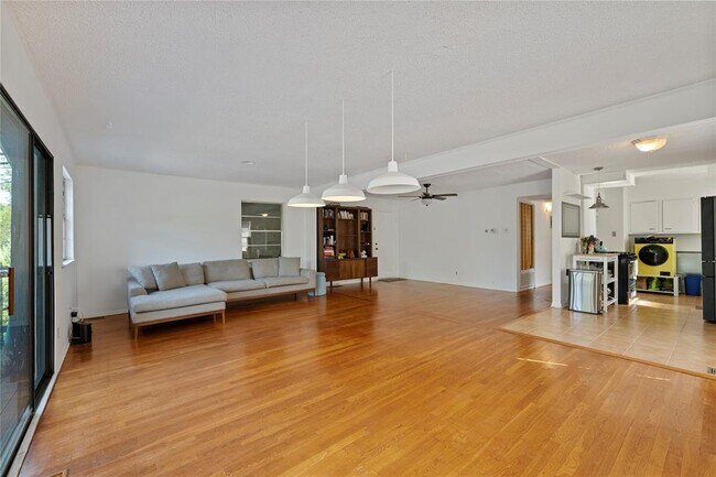 Building Photo - 402 Philco Dr
