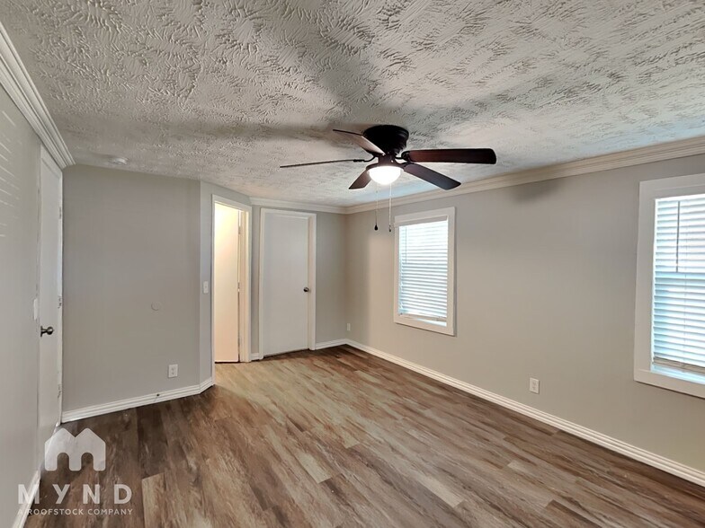 Building Photo - 12 The Briars