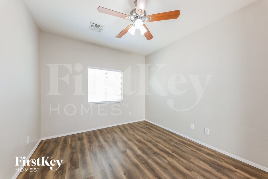 Building Photo - 4680 E Laurel Ave