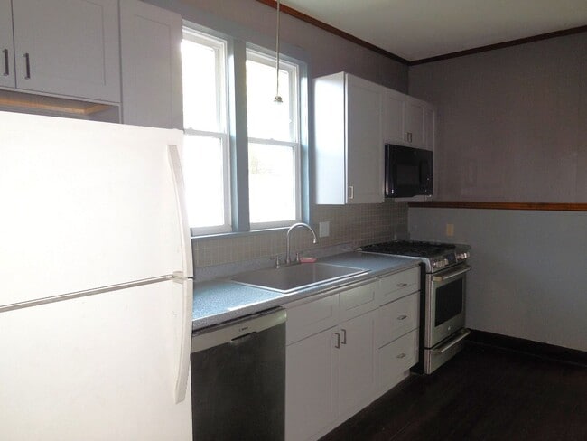 Building Photo - Two Bedroom Home with 3 Baths and W/D Hookups!