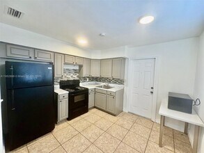 Building Photo - 2633 NW 9th Ave