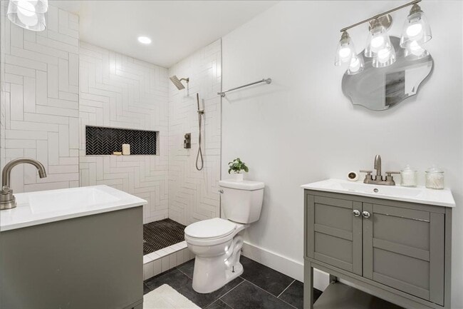 Building Photo - 2802 Palm Dr