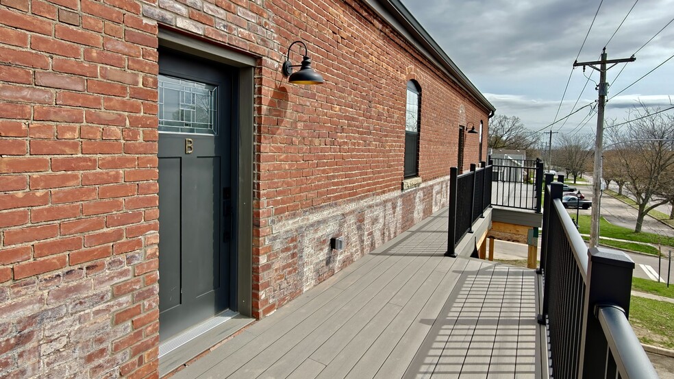 Private entrance with exterior seating area - 101 W Broadway St