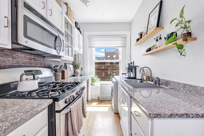 Building Photo - 405 Marlborough St