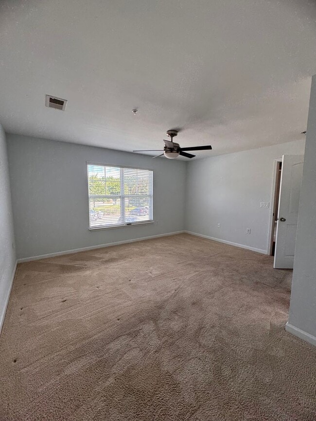 Building Photo - 2BR 2BA Condo with All Appliances Included