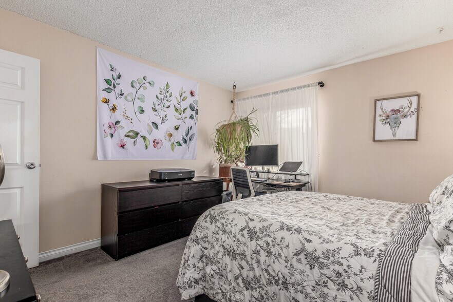 Building Photo - 8335 Fairmount Dr