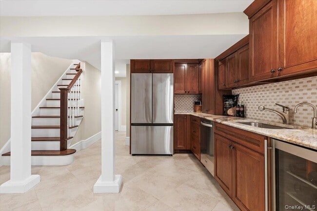 Building Photo - 47 Greenacres Ave