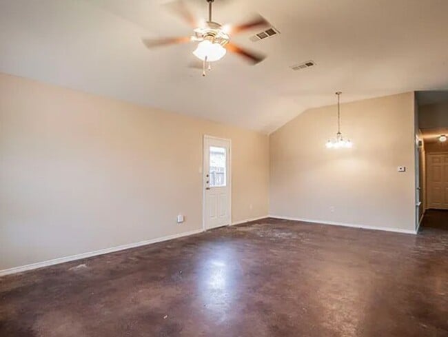 Building Photo - AVAILABLE NOW!