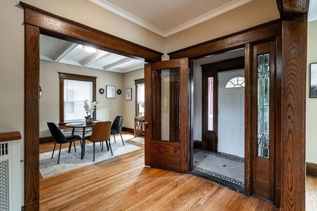 Building Photo - Amazing 5-Bedroom, 2.5 Bathroom Updated Ho...
