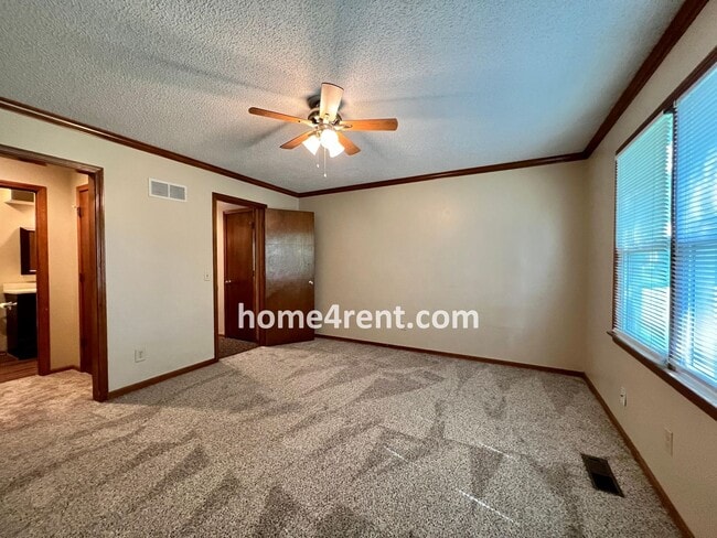 Building Photo - Cozy Duplex w/ Plenty of Space, LVP Flooring and a Fenced Yard!
