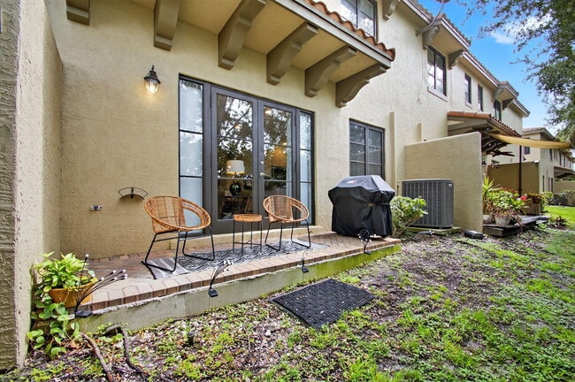 Building Photo - 320 Via Villagio