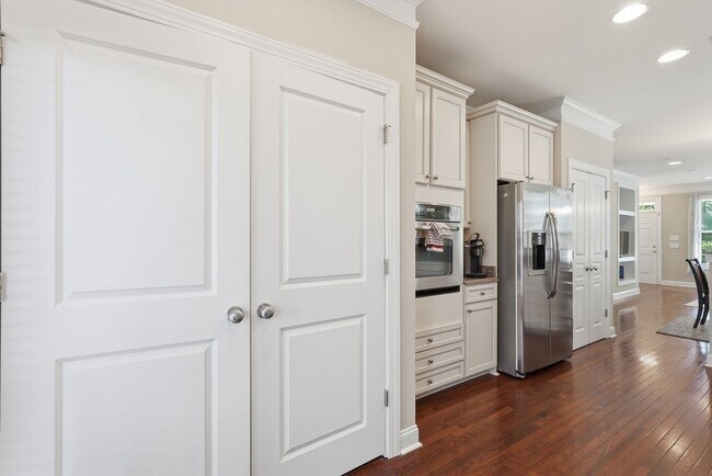 Building Photo - 313 Lakeview Dr