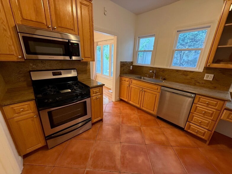 Building Photo - 339 N Orange Dr