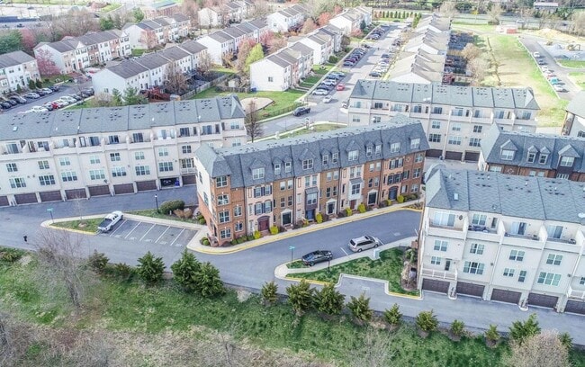 Building Photo - Modern 4 level townhouse available for imm...