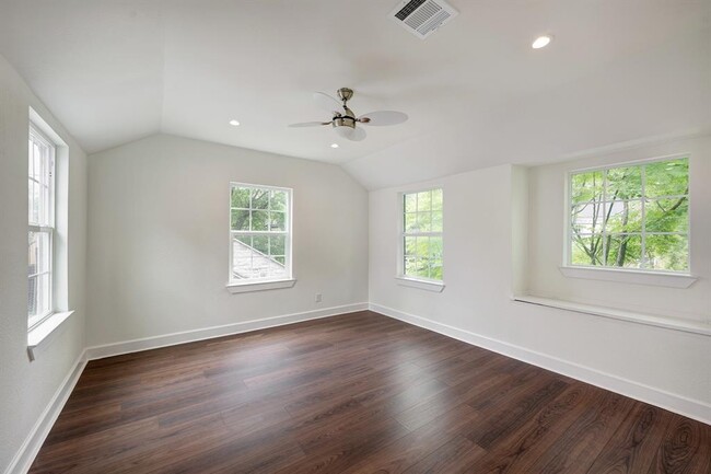 Building Photo - 3071 Locke Ln