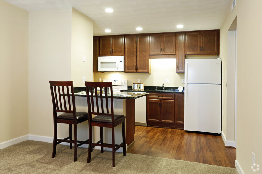 Kitchen - Lake Bradford Apartments