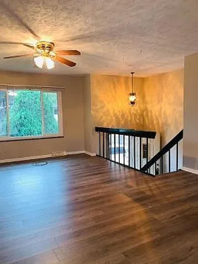 Building Photo - 13828 Y Cir
