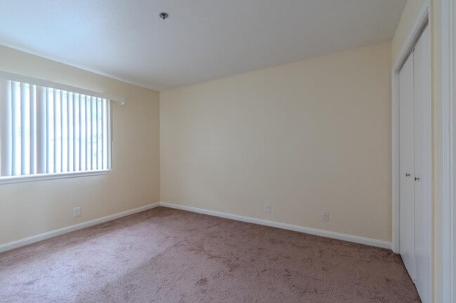 Building Photo - 1024 San Luis Cir