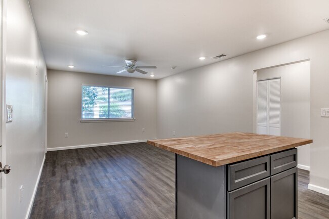Building Photo - Newly Renovated 2 Bedroom 2 Bath Condo / Gated Parking / East Dallas