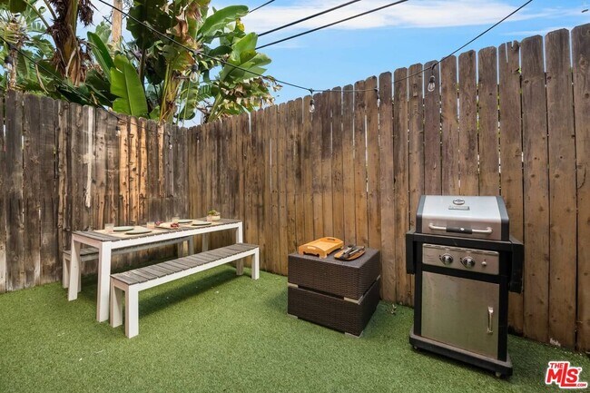 Building Photo - 1400 Hayworth Ave