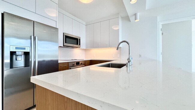 Building Photo - PET FRIENDLY! BEAUTIFUL 2 BEDROOM UNIT ON ...
