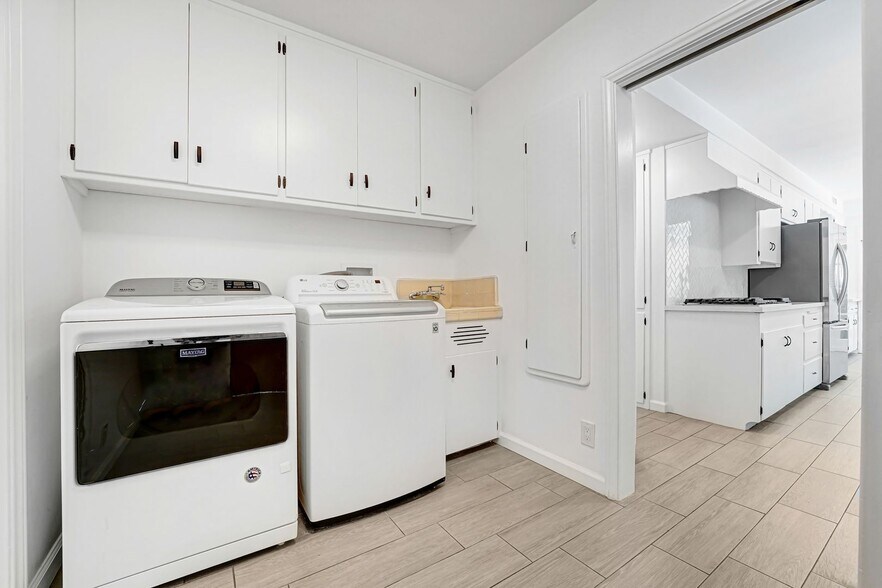 Building Photo - 555 Amalfi Dr