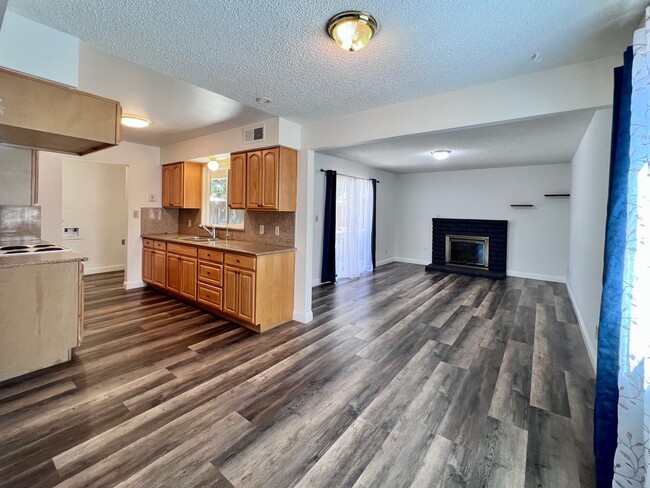 Building Photo - $2,250 Ashlan & Cornelia, 3 Bedroom House-...
